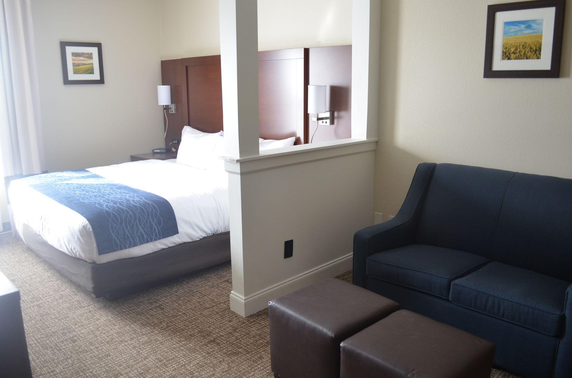 Comfort Inn & Suites Junction City - Near Fort Riley Dış mekan fotoğraf