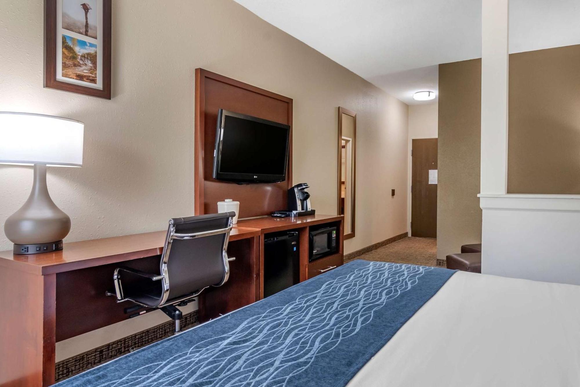 Comfort Inn & Suites Junction City - Near Fort Riley Dış mekan fotoğraf